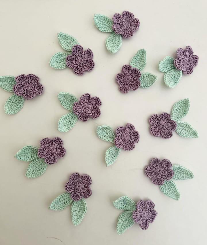 Crochet Small flowers with leaves