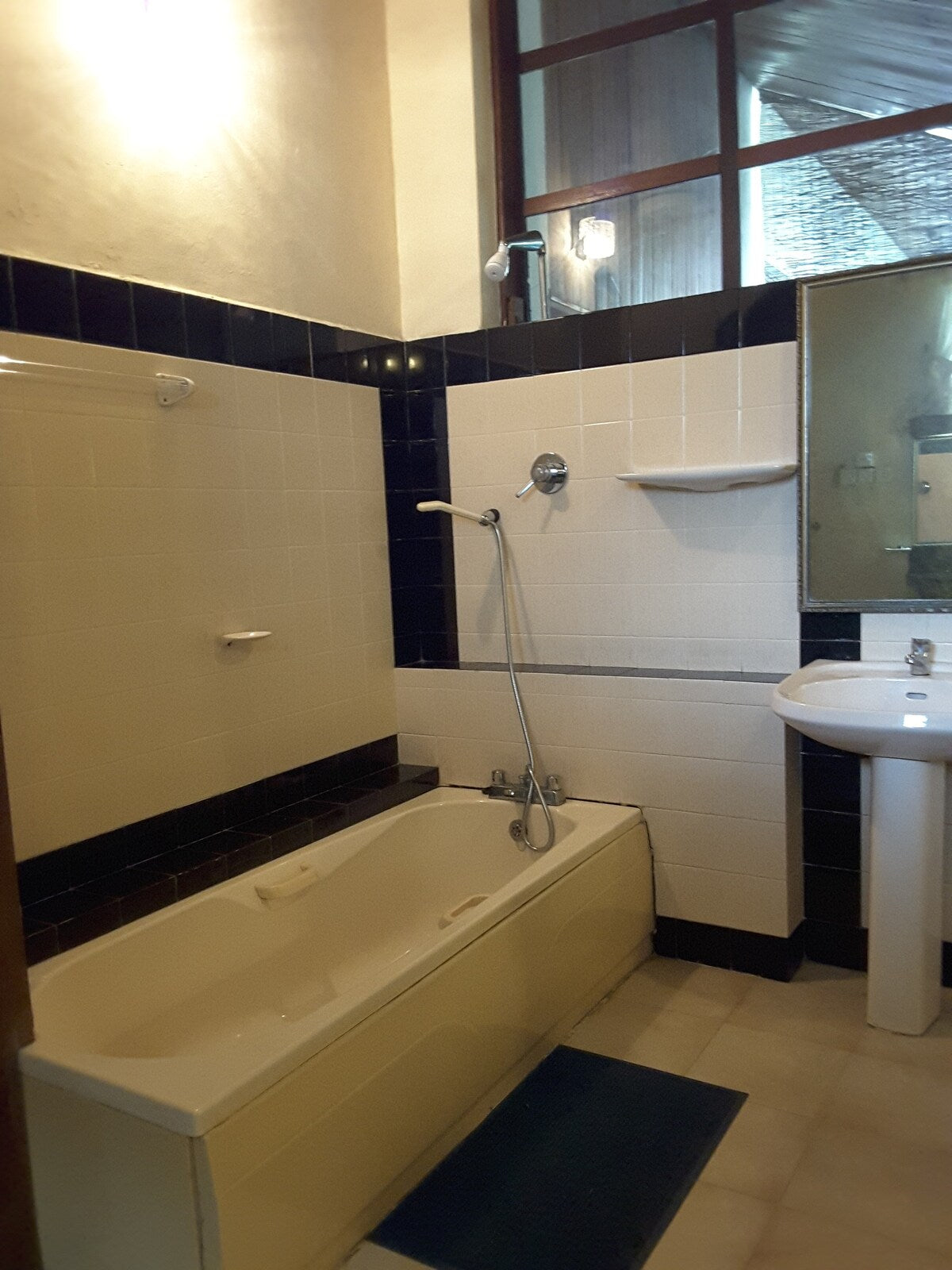 Unavailable - Colombo : Code MTS35 - 2 Bedrooms for 4 Persons